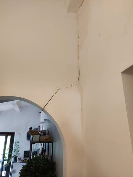 problemi crepe nei muri in casa prima dell'intervento con elettrosmosi