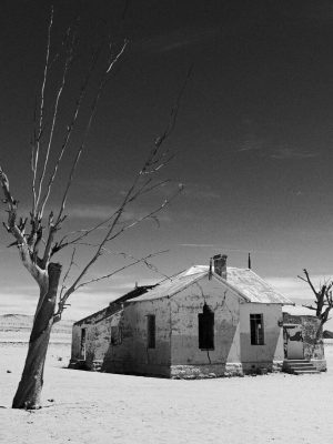 CONSOLIDAMENTO FONDAZIONI- foto 1 casa con crepe +didascalia cedimento delle fondazioni a causa della siccità e cambiamenti climatici