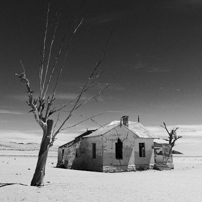 CONSOLIDAMENTO FONDAZIONI- foto 1 casa con crepe +didascalia cedimento delle fondazioni a causa della siccità e cambiamenti climatici
