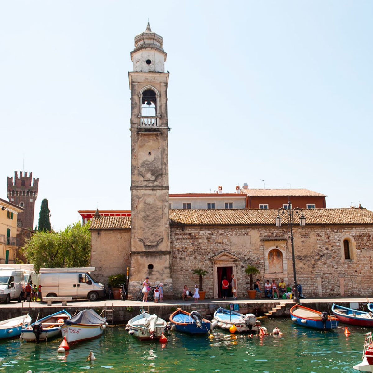 il rimedio alla risalita capillare è l'elettrosmosi attiva. La deumidificazione muraria è stata effettuata alla chiesa di Lazise