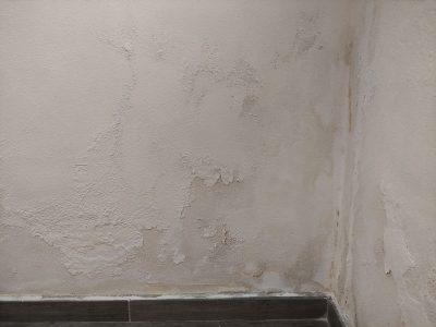 quali-problemi-risalita-capillare deterioramento muro per problemi di umidità di risalita capillare. Macchie scure diffuse e distacco dell'intonaco.